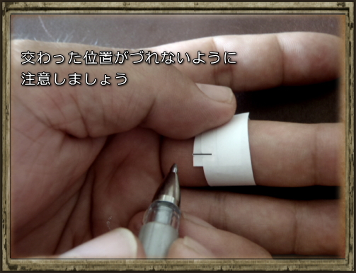 ペンを取る仕草などでずれないように 指輪(リング)サイズの測り方 Spring-of-Heart/スプリングオブハート